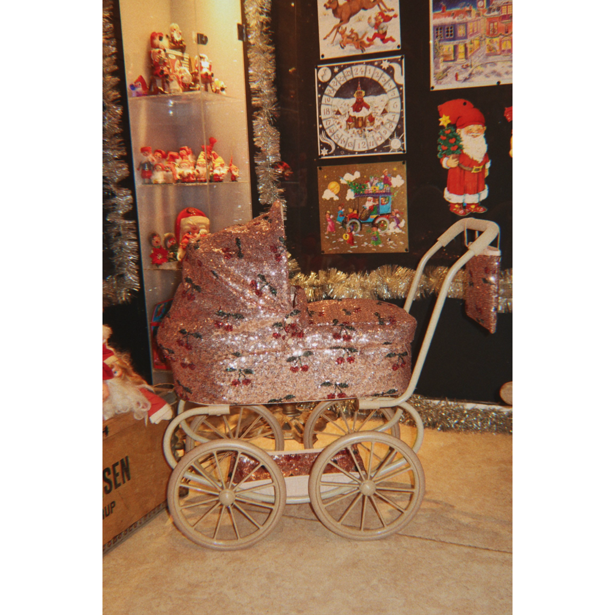 Konges Sløjd Cherry Sequin Sparkly Minnie Docka Sittvagnar