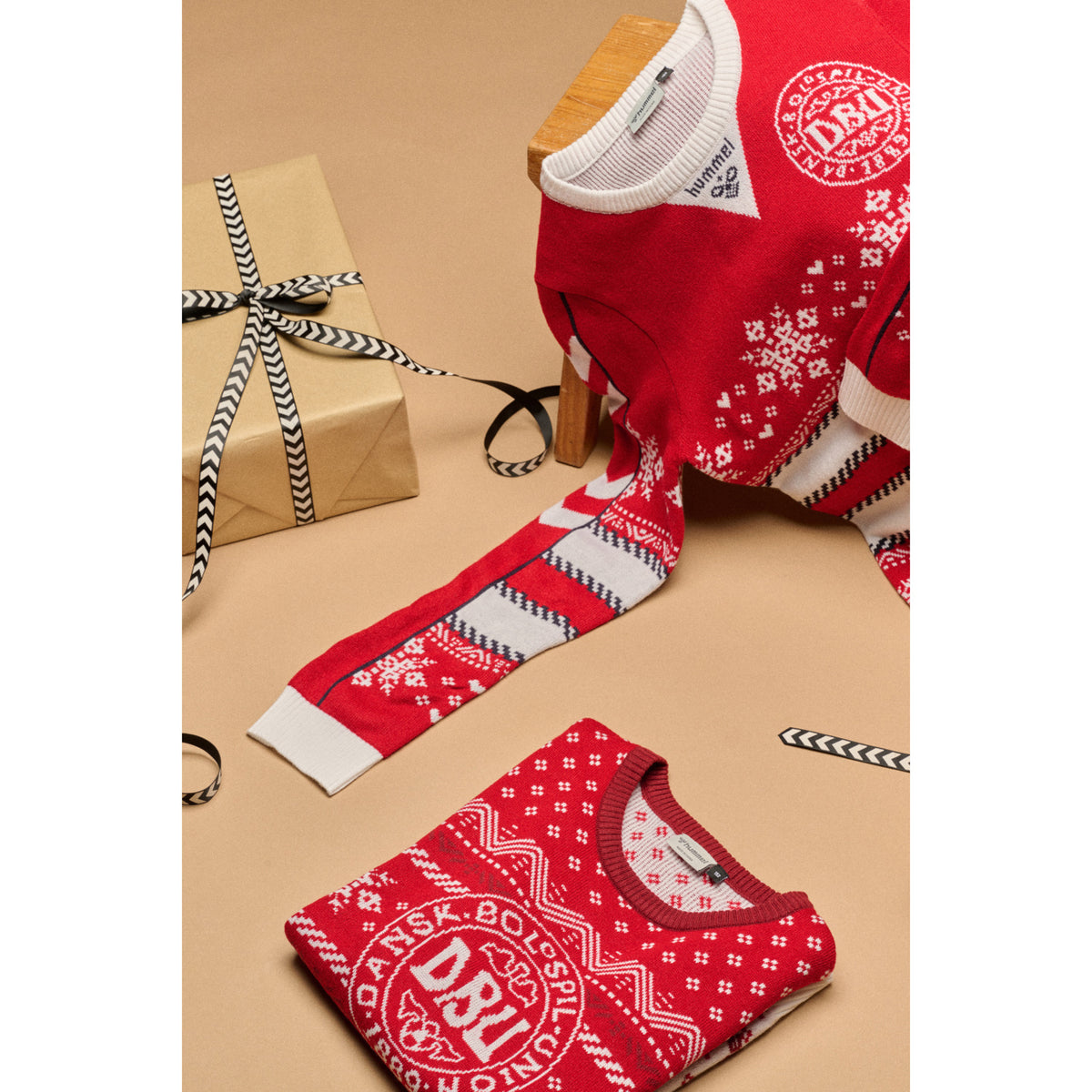 Hummel Tango Red DBU 26 Xmas 88 Sweater Kids
