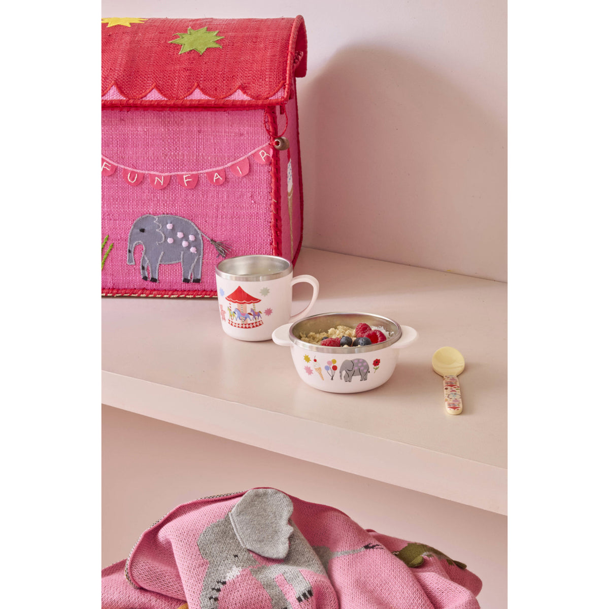 Rice Rustfrit Stål Baby Kopp Med Handle And Fixed Överdrag - Pink Fun Fair Print - 260 Ml