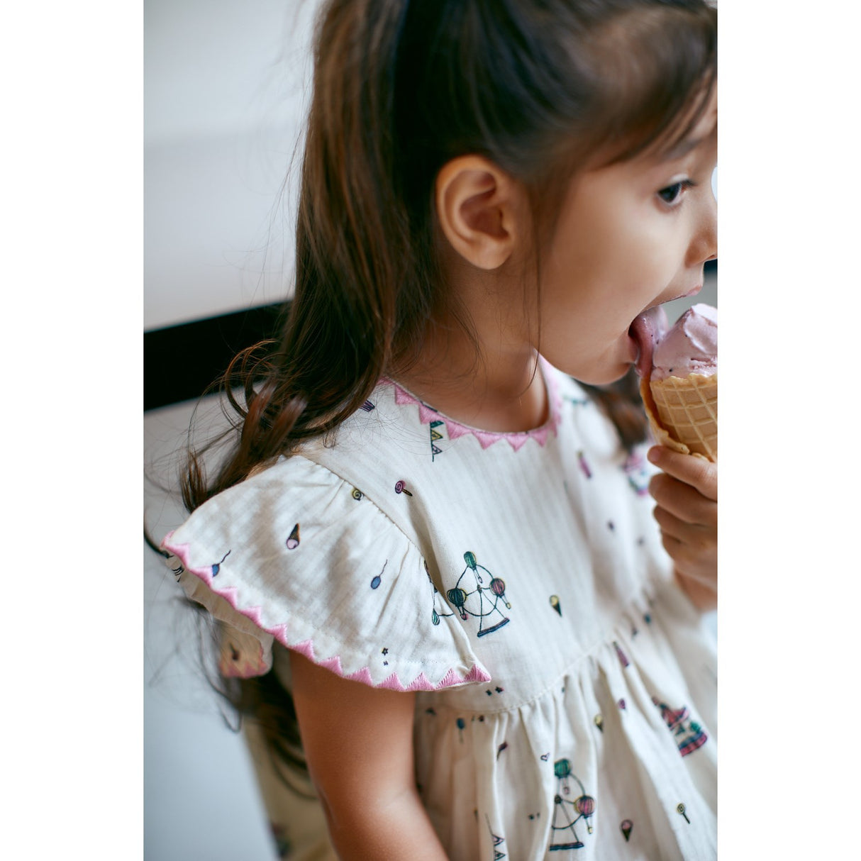 Copenhagen Colors Cream Tivoli Print klänning med volangärmar