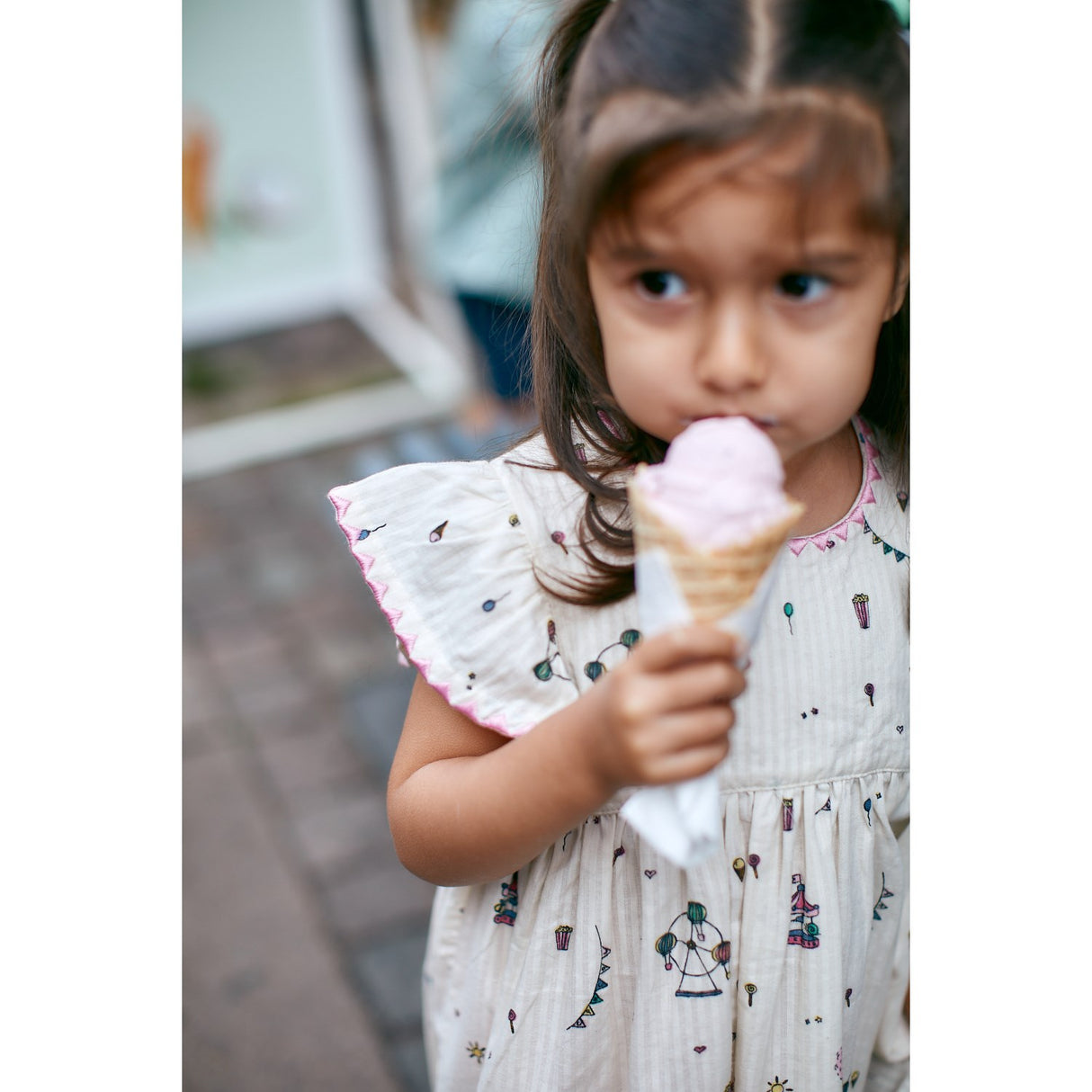 Copenhagen Colors Cream Tivoli Print klänning med volangärmar