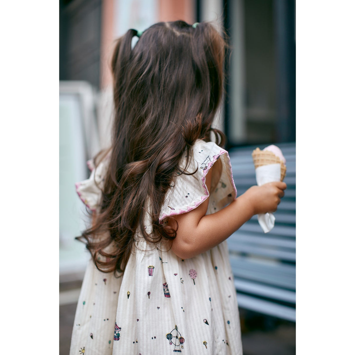 Copenhagen Colors Cream Tivoli Print klänning med volangärmar