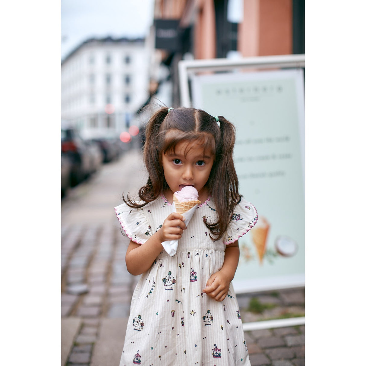 Copenhagen Colors Cream Tivoli Print klänning med volangärmar