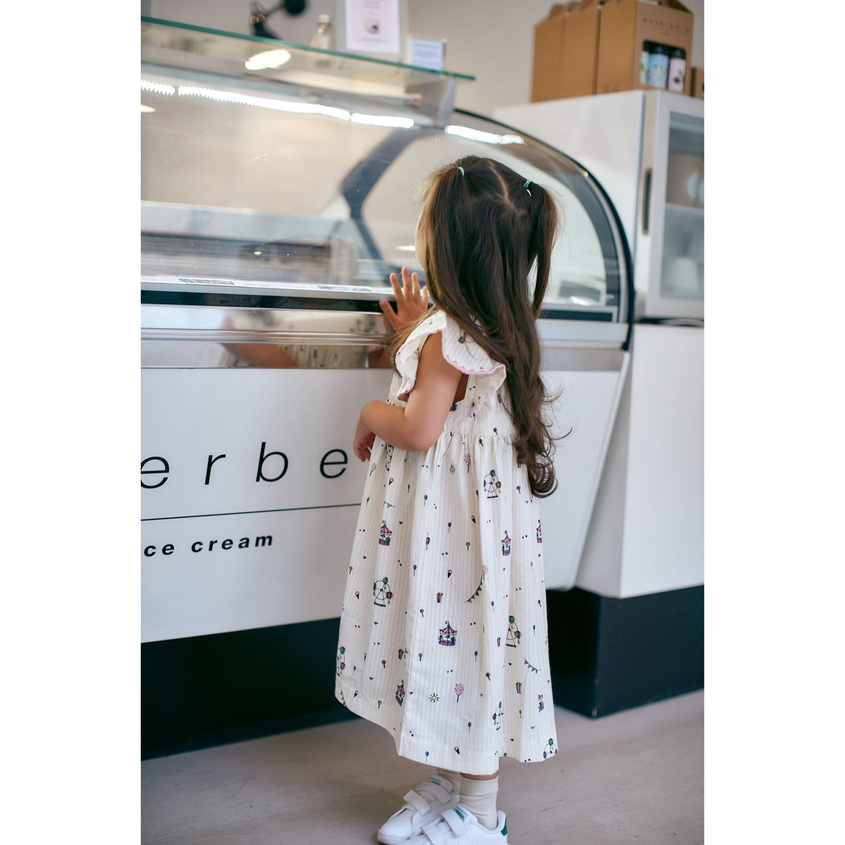 Copenhagen Colors Cream Tivoli Print klänning med volangärmar