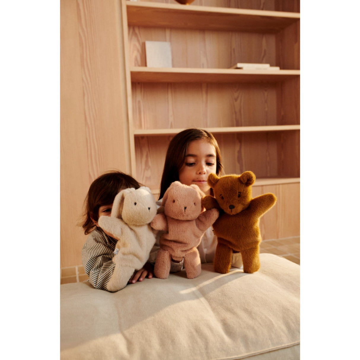 LIEWOOD Golden Caramel Honor Bear Handdocka