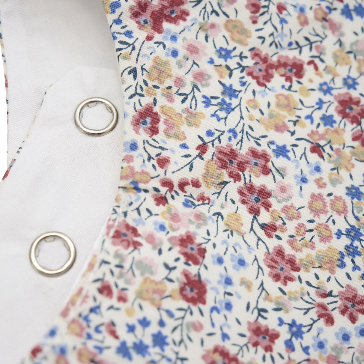 Huttelihut Sepia Rose Haklapp I Liberty Tyg