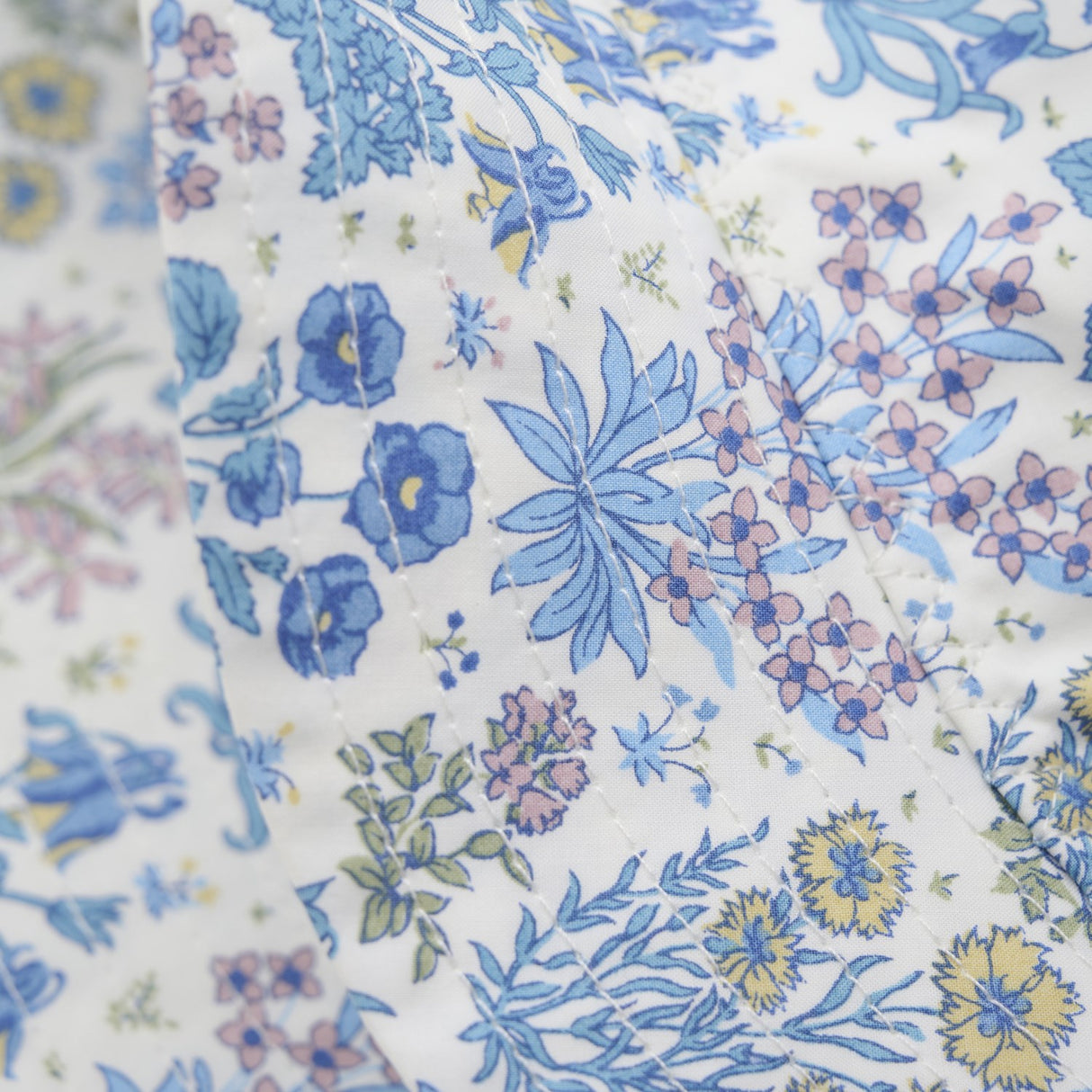 Huttelihut Soft Chambray Bucket Hat i Liberty Tyg