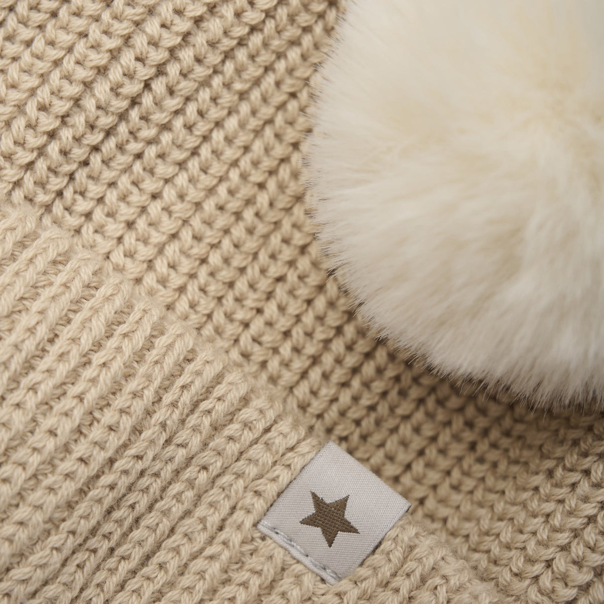 Huttelihut Irish Cream Mössa Stickad m. Pompoms