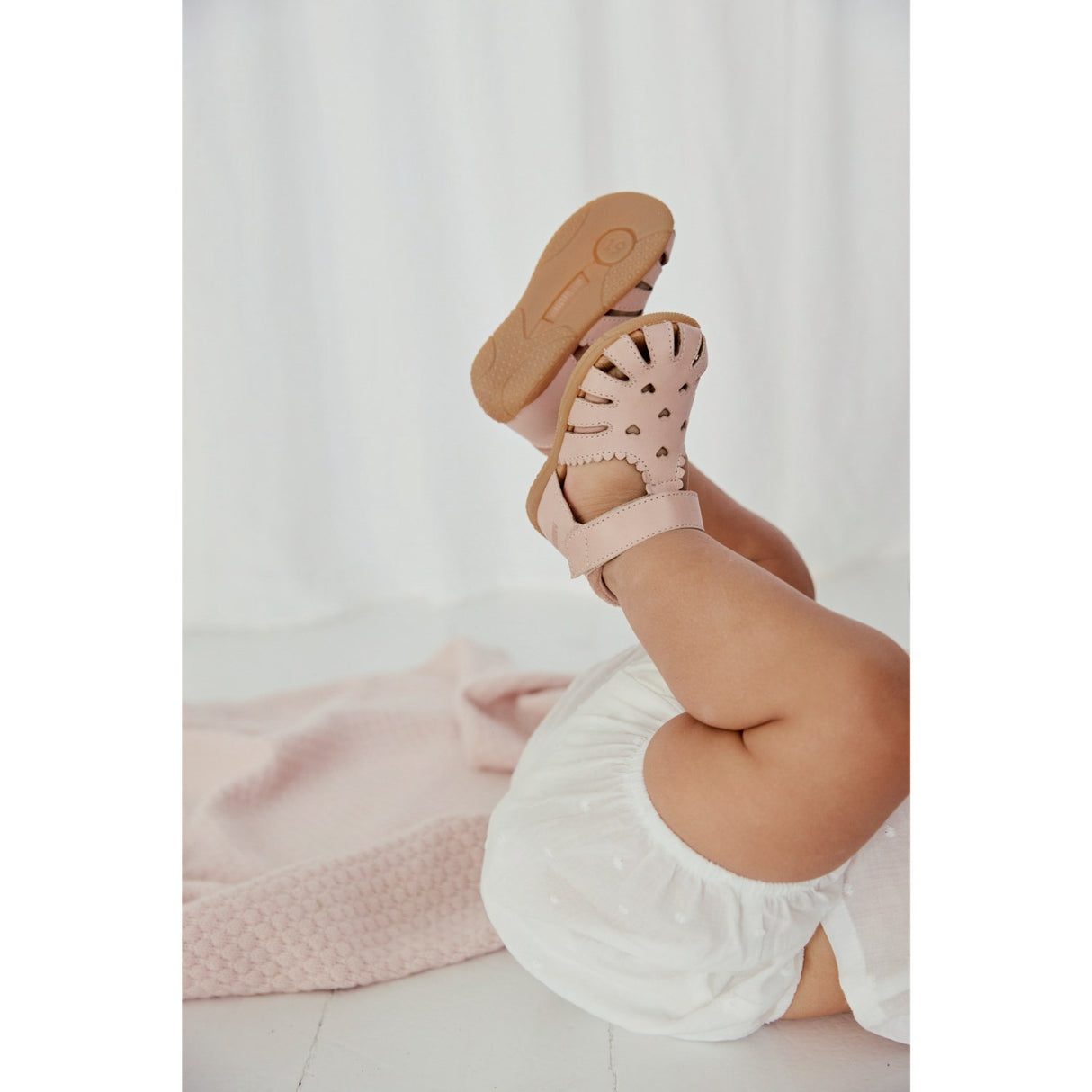 Angulus Rosebud/Rosebud Barnets Første Sandal Med Udstanset Hjertemønster