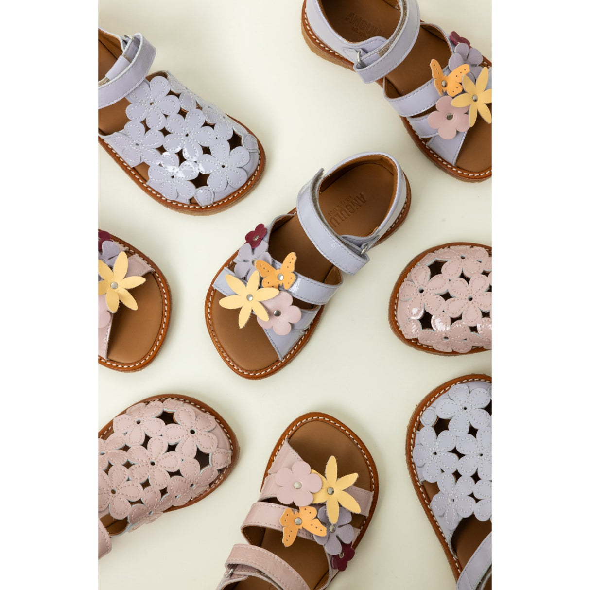 Angulus Rosebud Sandal med Flerfärgade Blommiga Applikationer