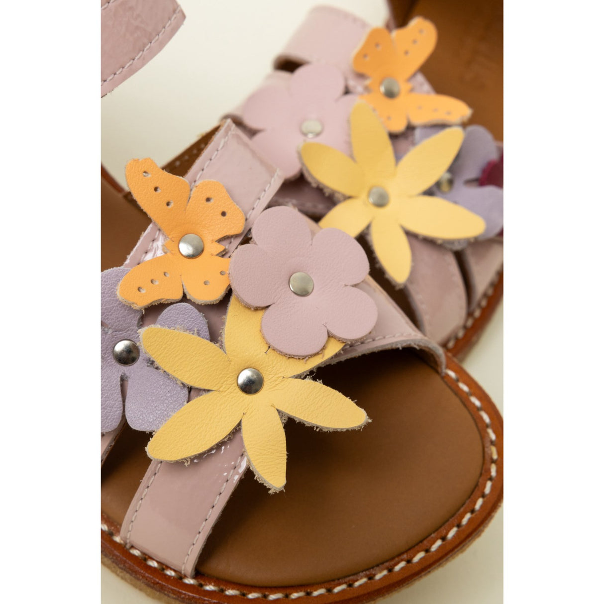 Angulus Rosebud Sandal med Flerfärgade Blommiga Applikationer