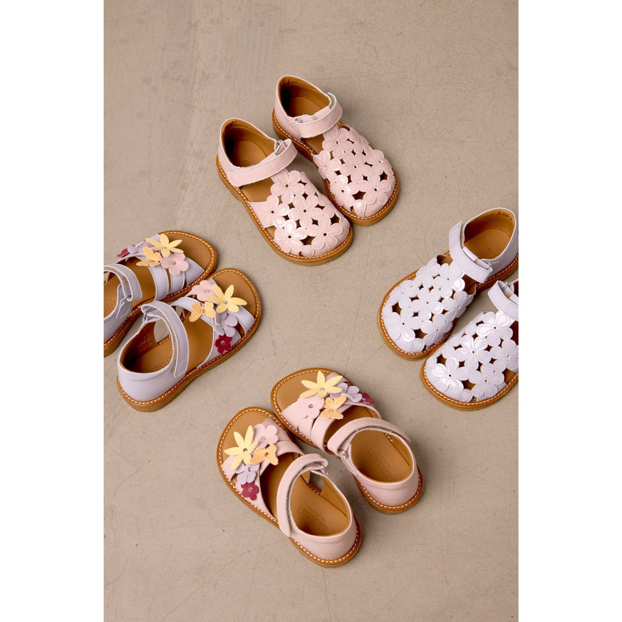 Angulus Rosebud Sandal Med Blomsterdetaljer