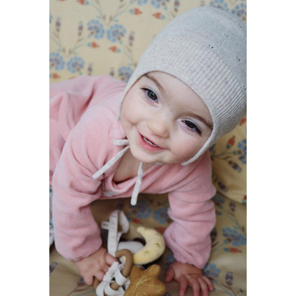 Konges Sløjd Off White Melange Pointelle Mino Stickad Hjälm