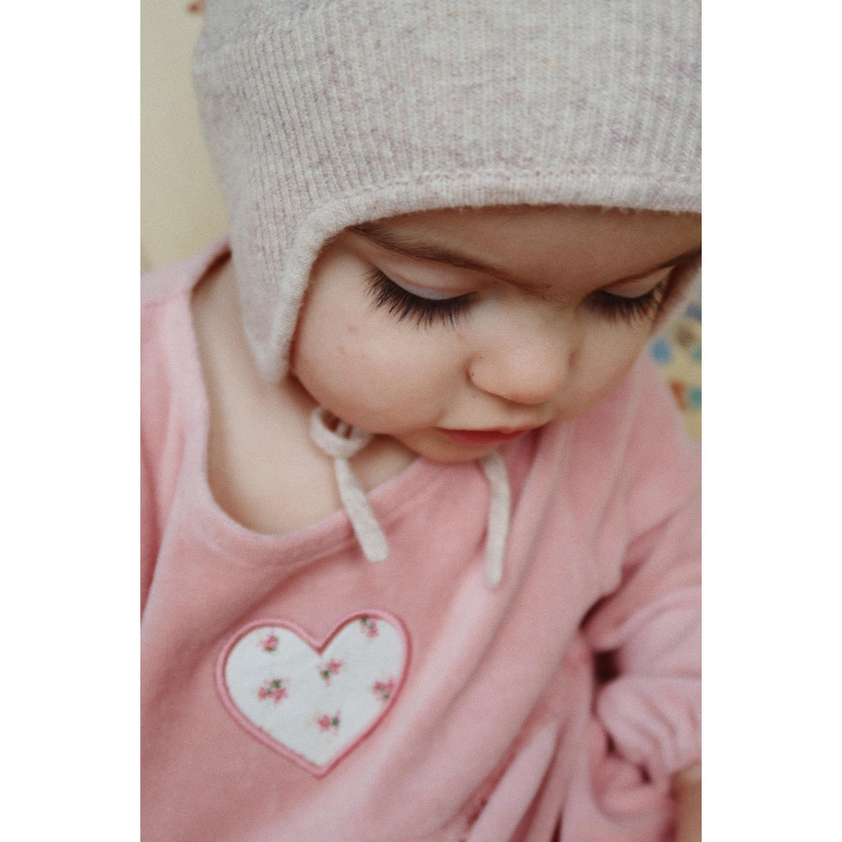 Konges Sløjd Off White Melange Pointelle Mino Stickad Hjälm