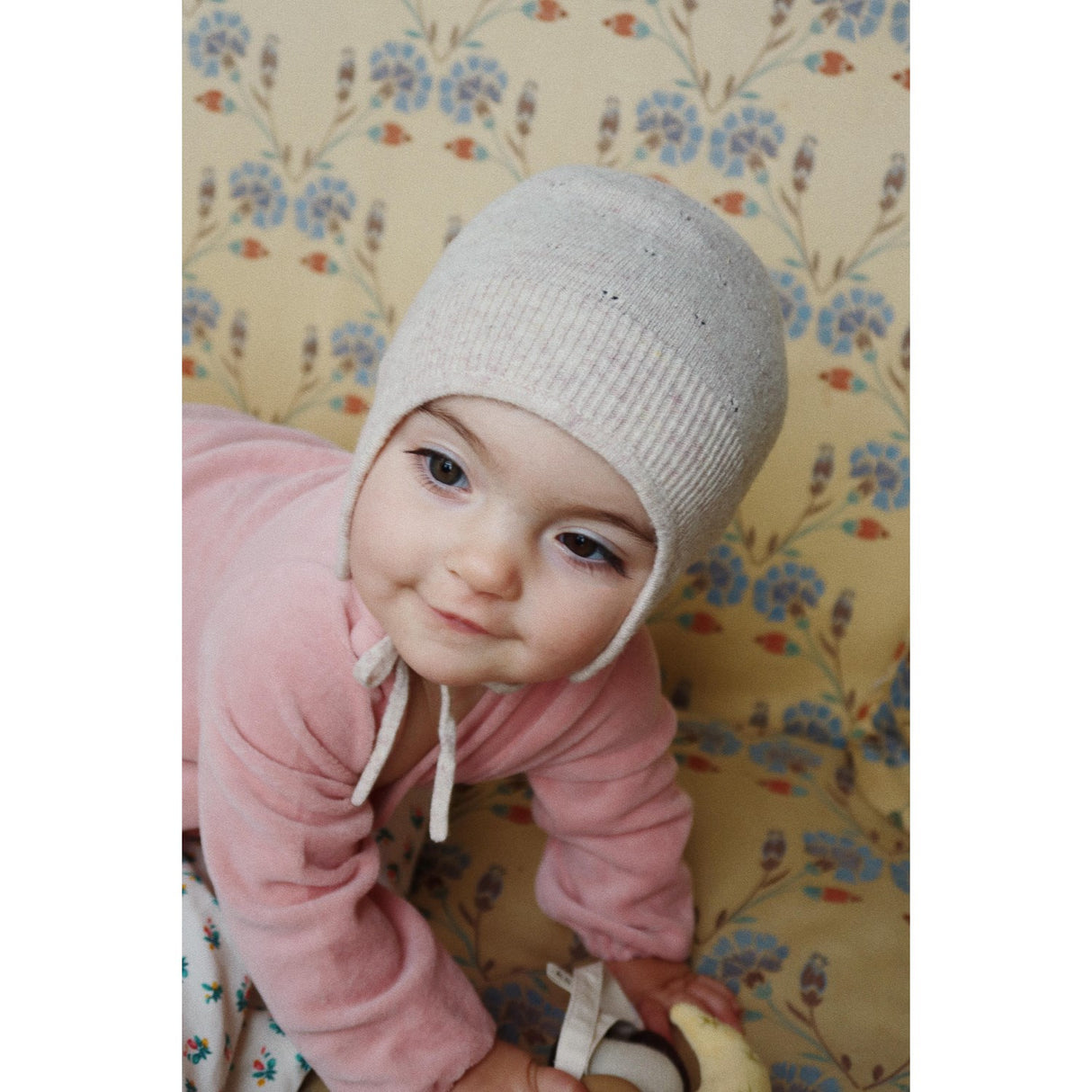 Konges Sløjd Off White Melange Pointelle Mino Stickad Hjälm