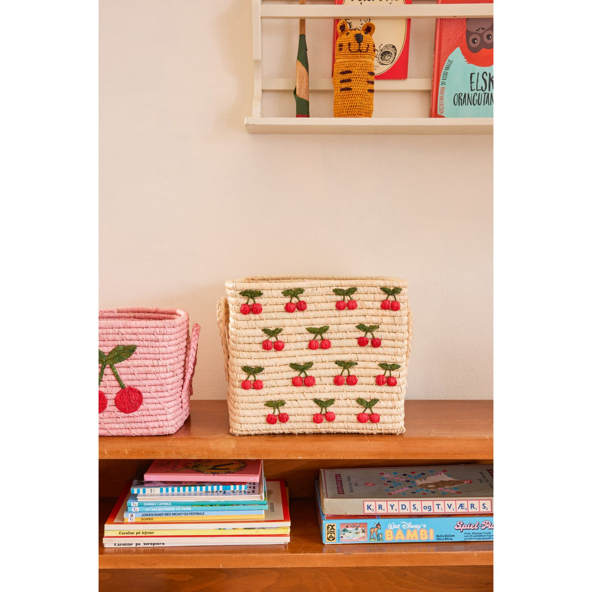 Rice Raffia Square Korg Med Small Cherries All Över Embroidery - Raffia Handles