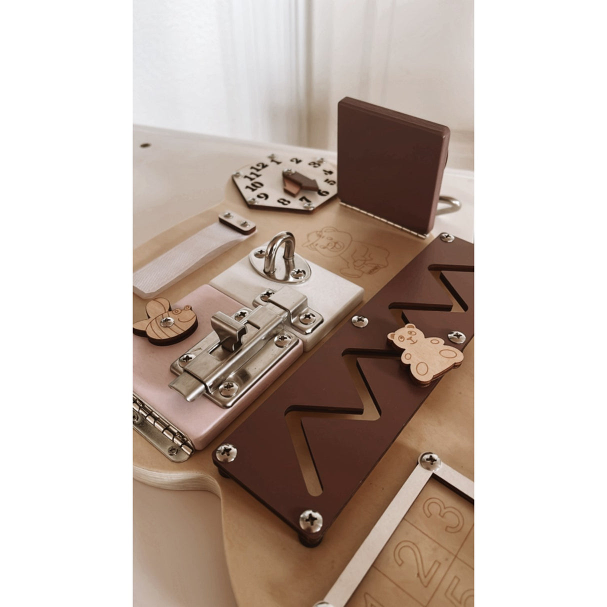 HEMMINGSEN Kids Brown Aktivitetstavla Björn Bærbar