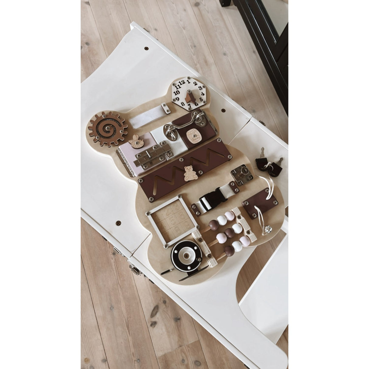 HEMMINGSEN Kids Brown Aktivitetstavla Björn Bærbar