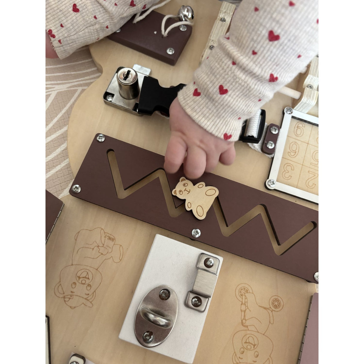 HEMMINGSEN Kids Brown Aktivitetstavla Björn Bærbar