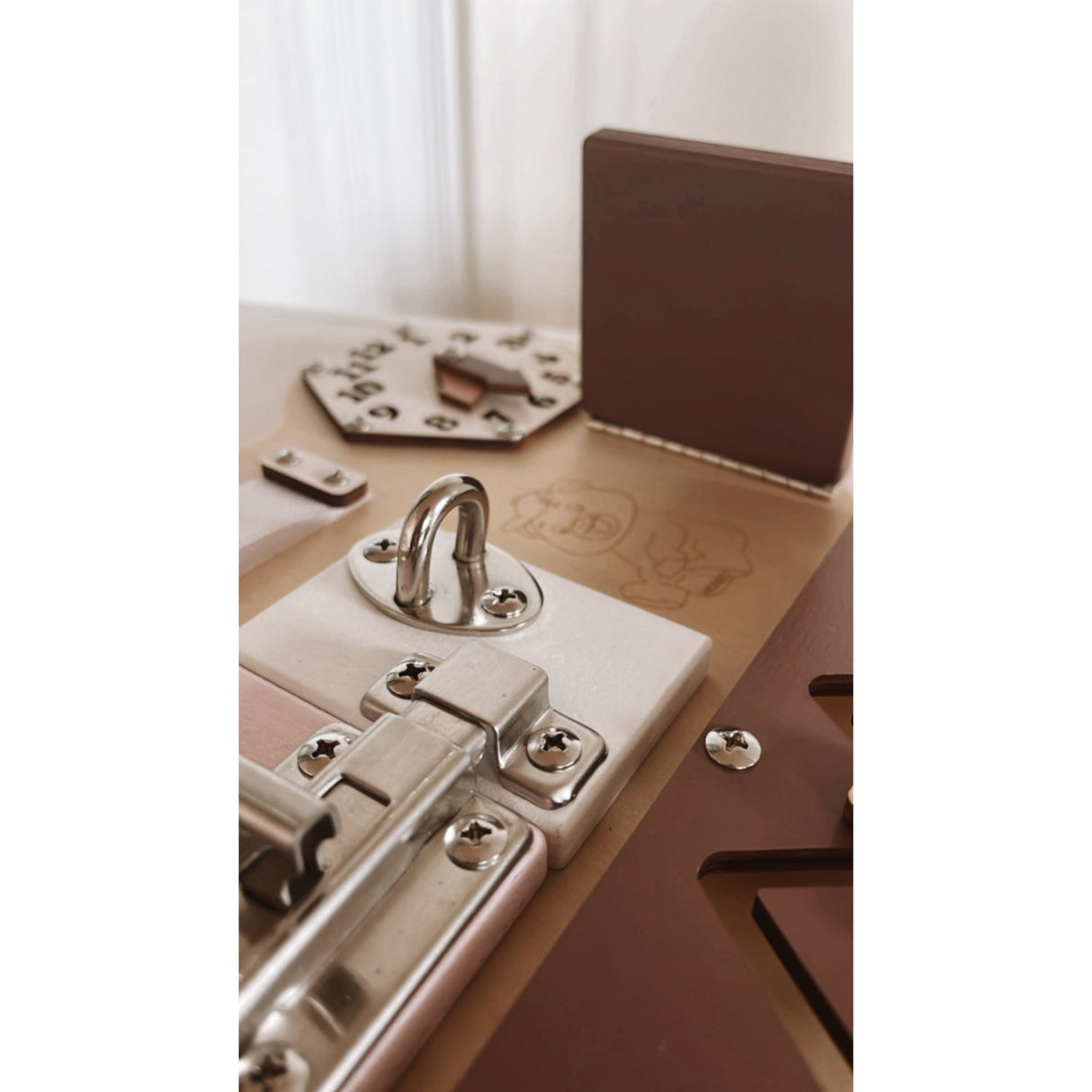 HEMMINGSEN Kids Brown Aktivitetstavla Björn Bærbar