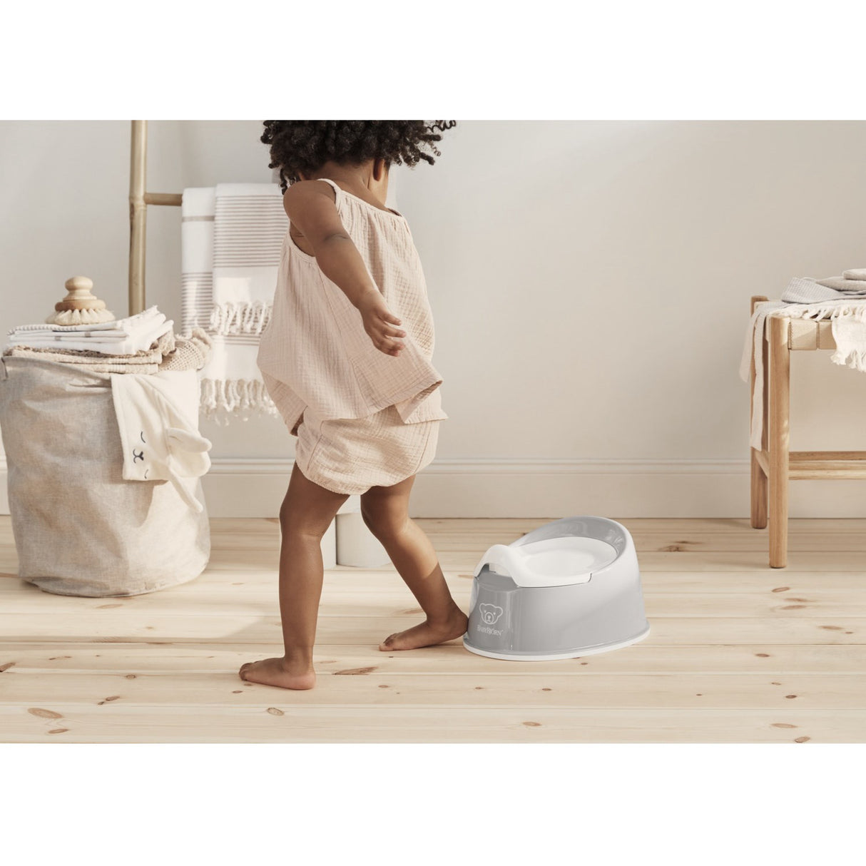 BabyBjörn Grey/White Smart Potta