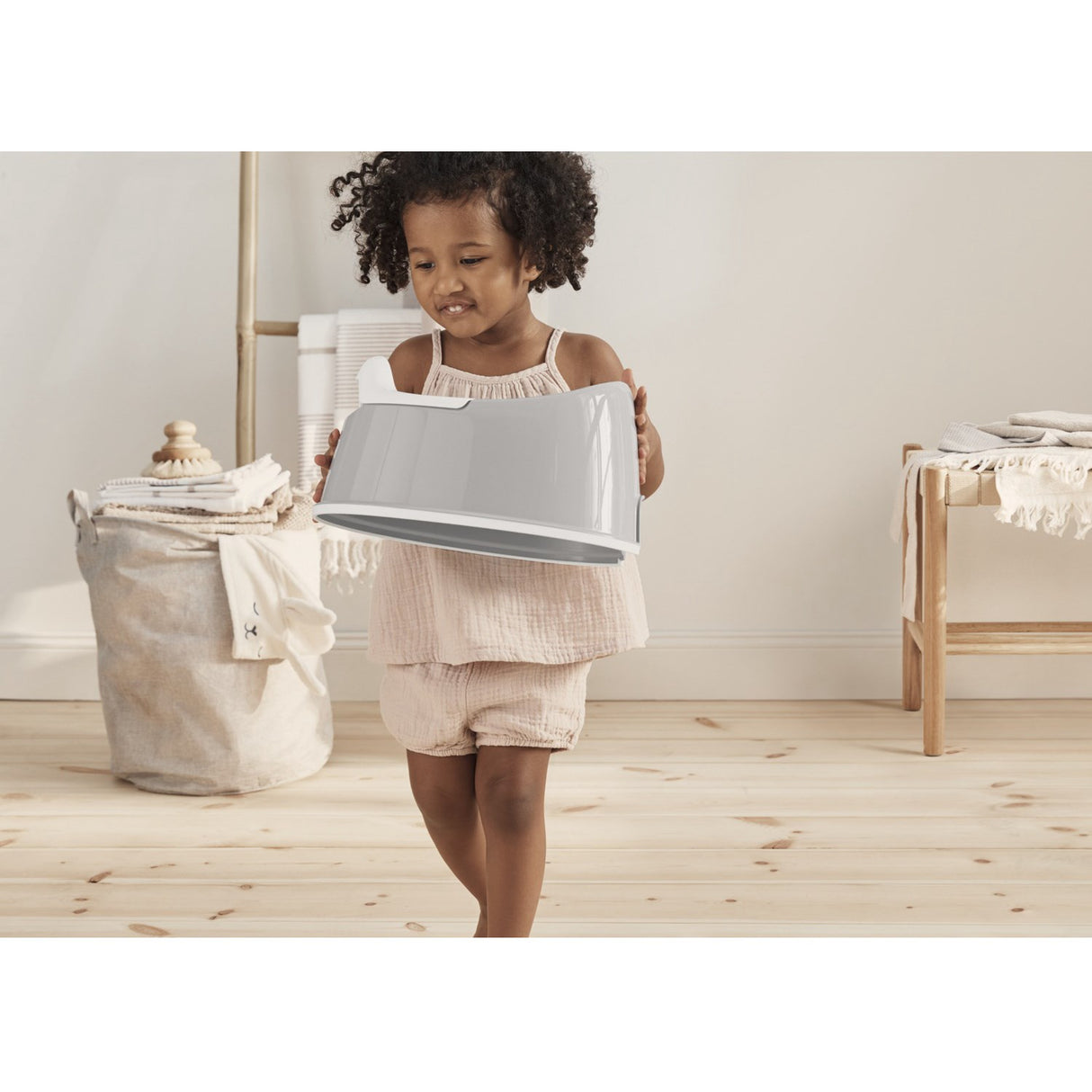 BabyBjörn Grey/White Smart Potta