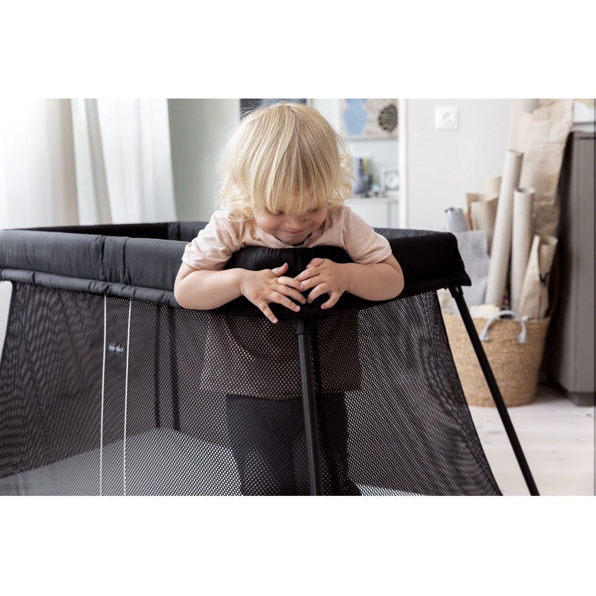 BabyBjörn Black Rejseseng Light Med Overtrækslagen