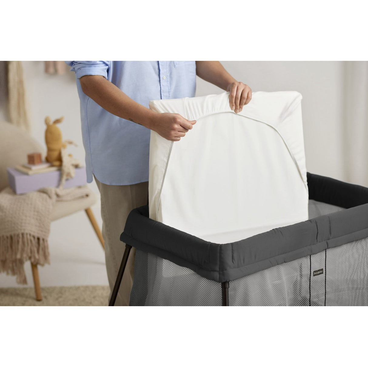 BabyBjörn Black Rejseseng Light Med Overtrækslagen