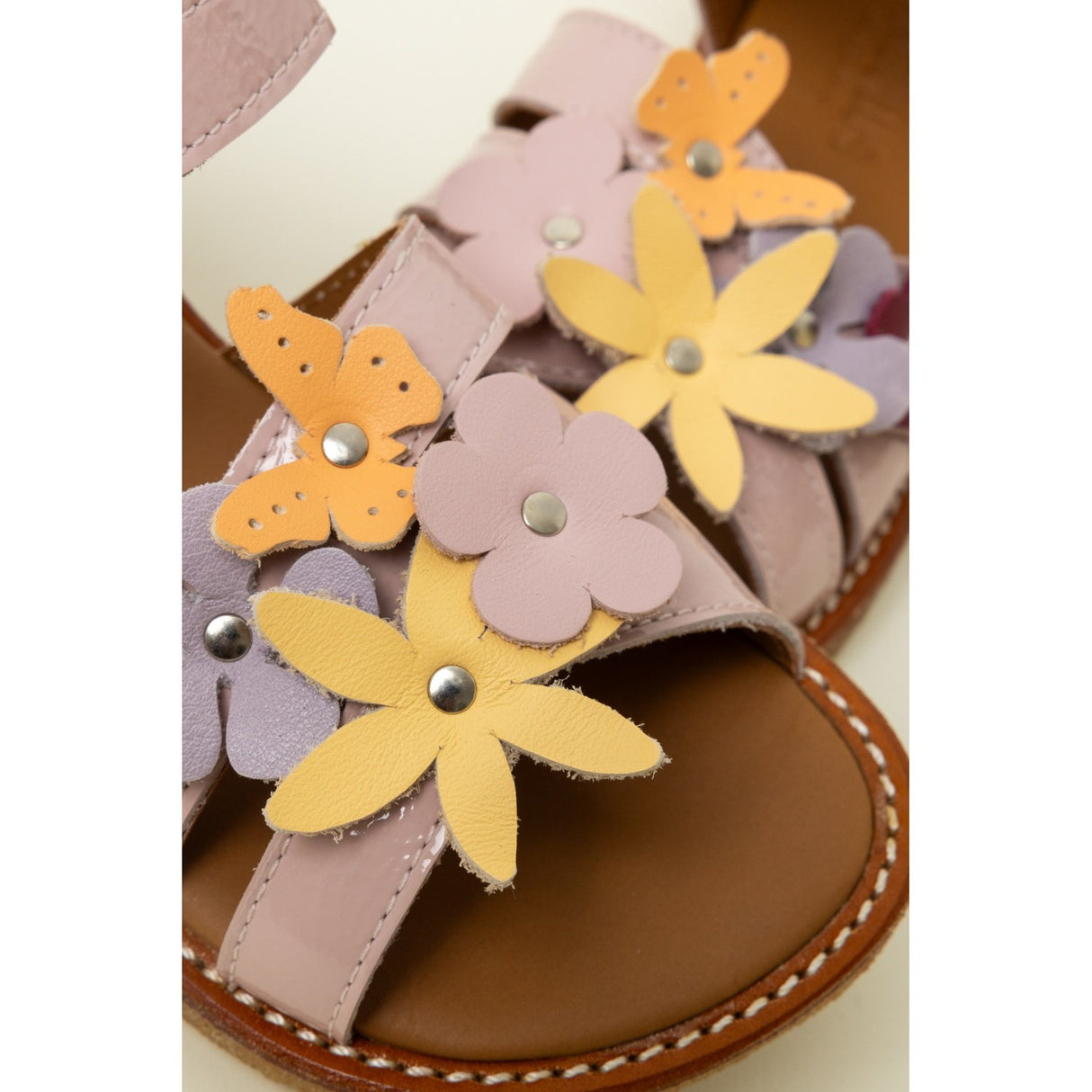 Angulus Rosebud Sandal med Flerfärgade Blommiga Applikationer