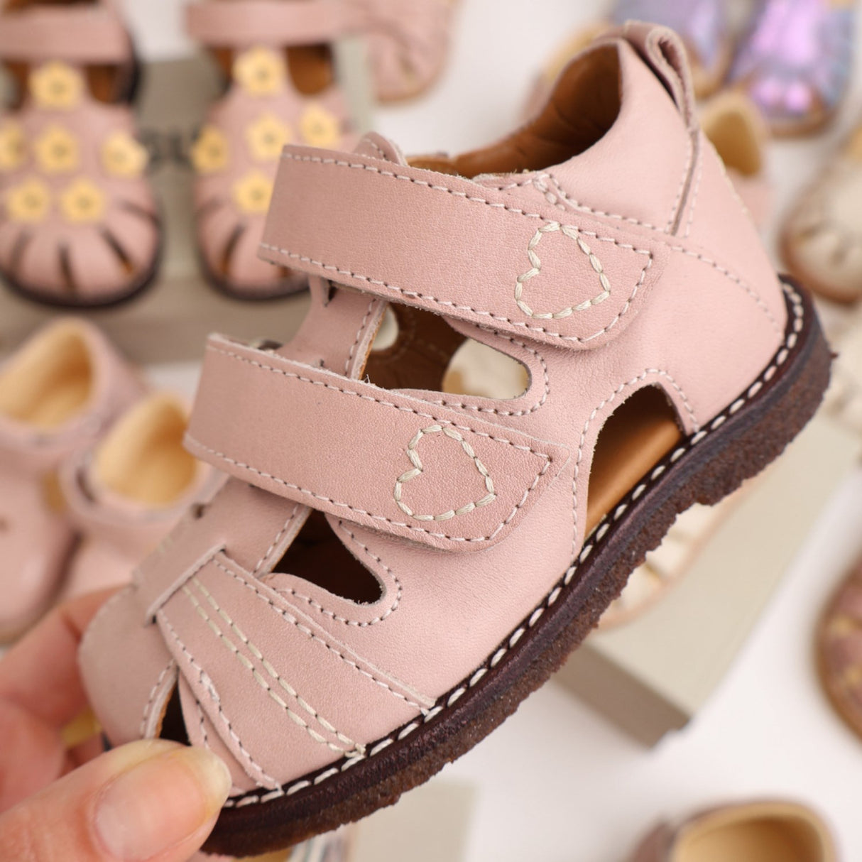 Angulus Rosebud Börjar Sandal Med Kontrast Hjertebroderi