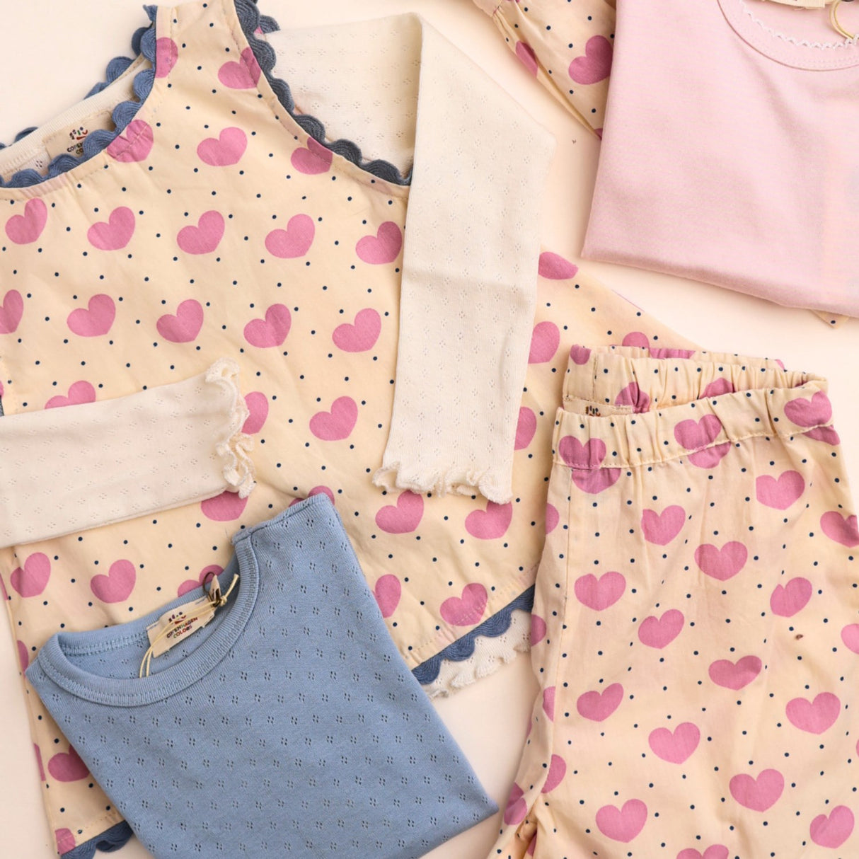 COPENHAGEN COLORS Heart Aop Heart & Dots Shorts med volangfickor
