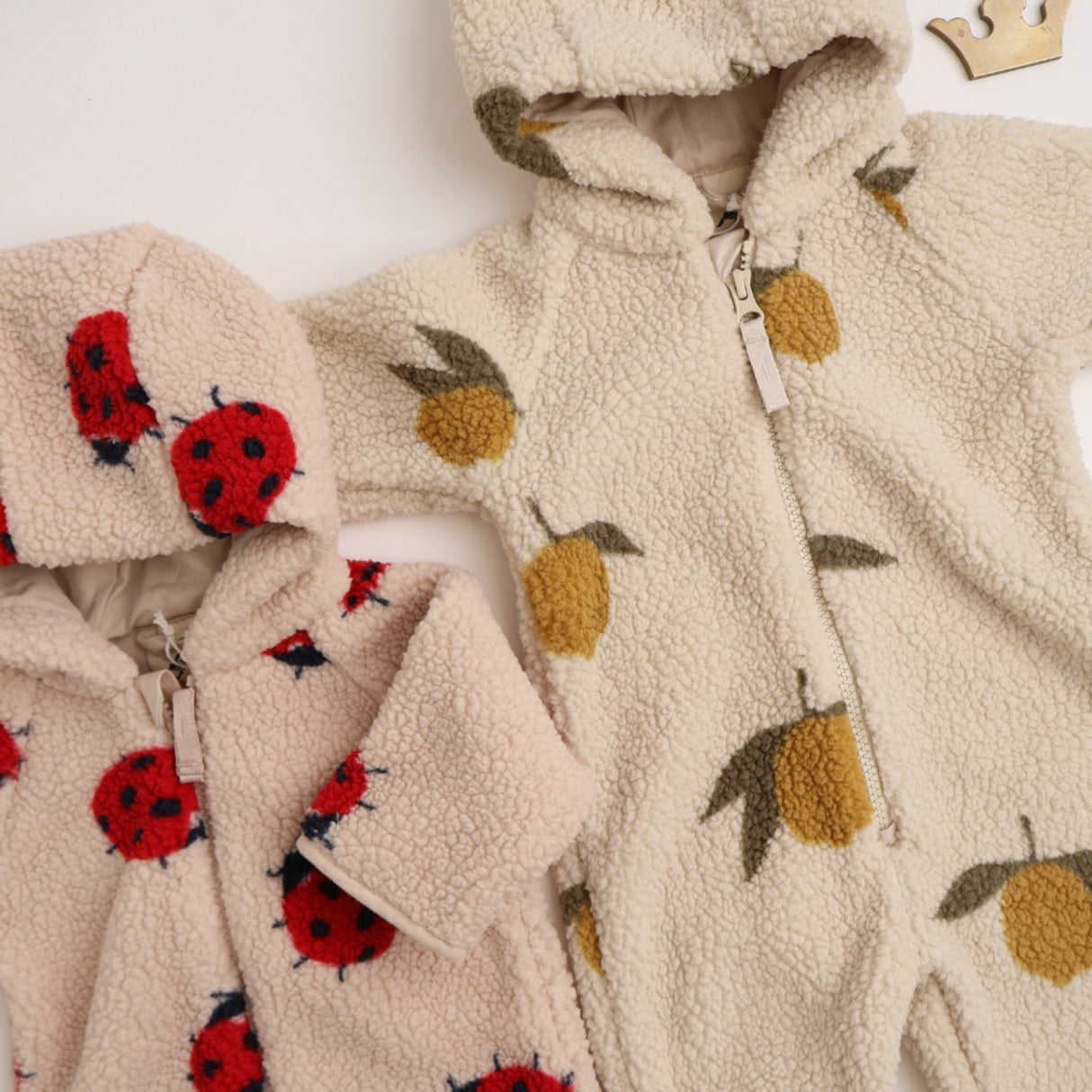 Konges Sløjd Ladybug Sand Jody Nallebjörn Onesie Grs