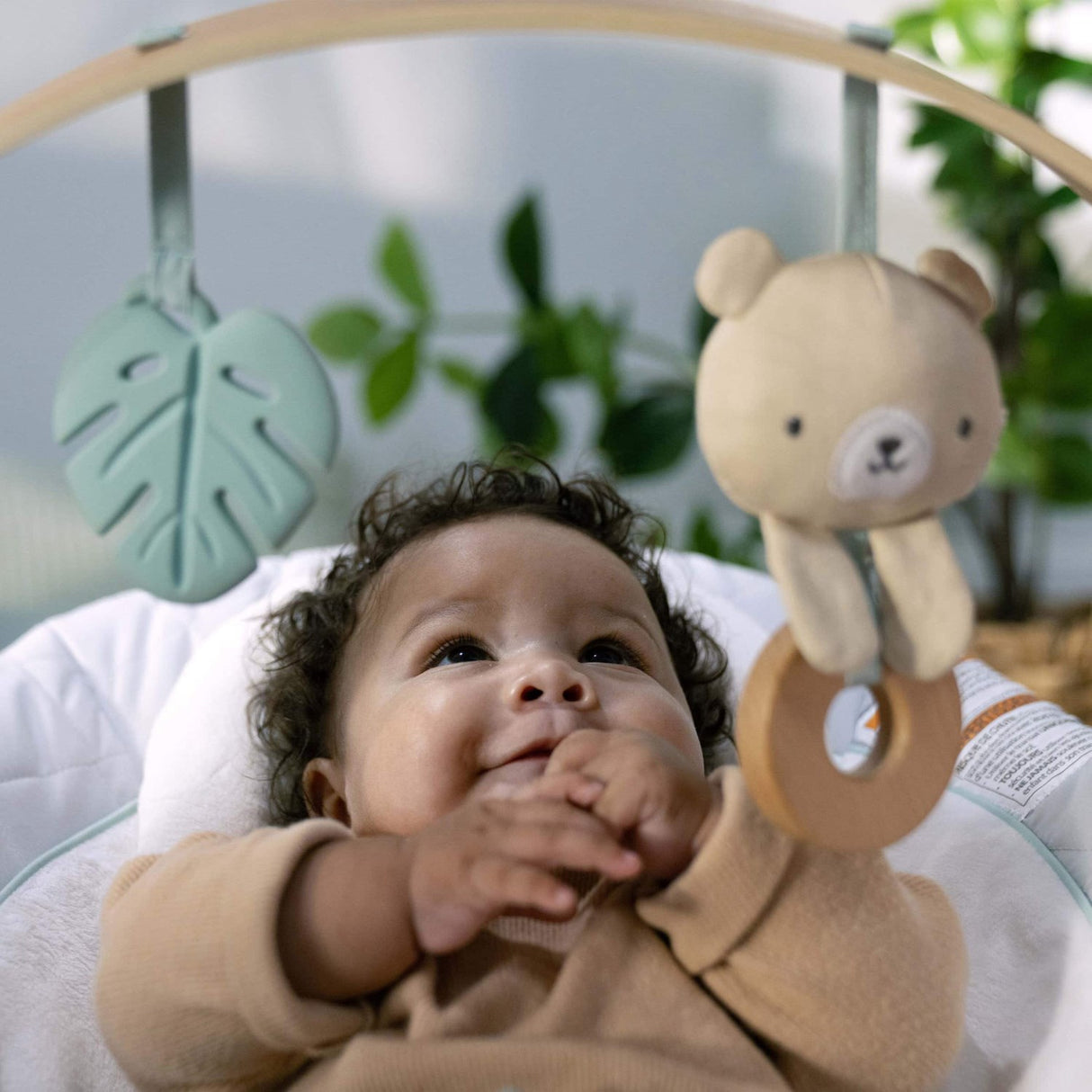 Ingenuity Grey Cosy Spot Skråstol Med Aktivitetshängaren I Träd