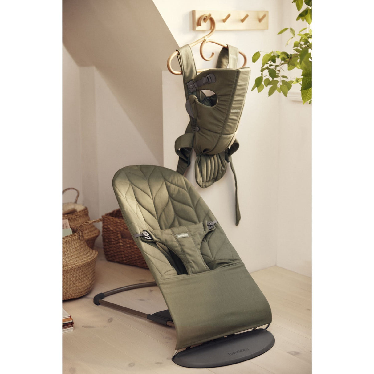 BabyBjörn Dark Green Skråstol Bliss - Vævet, Blomsterbladsquilt