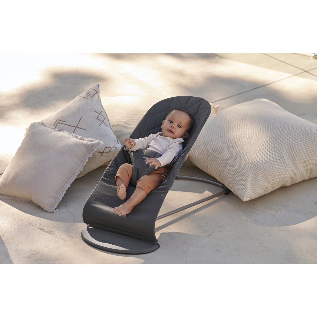 BabyBjörn Anthracite Grey Skråstol Bliss - Vævet, Blomsterbladsquilt