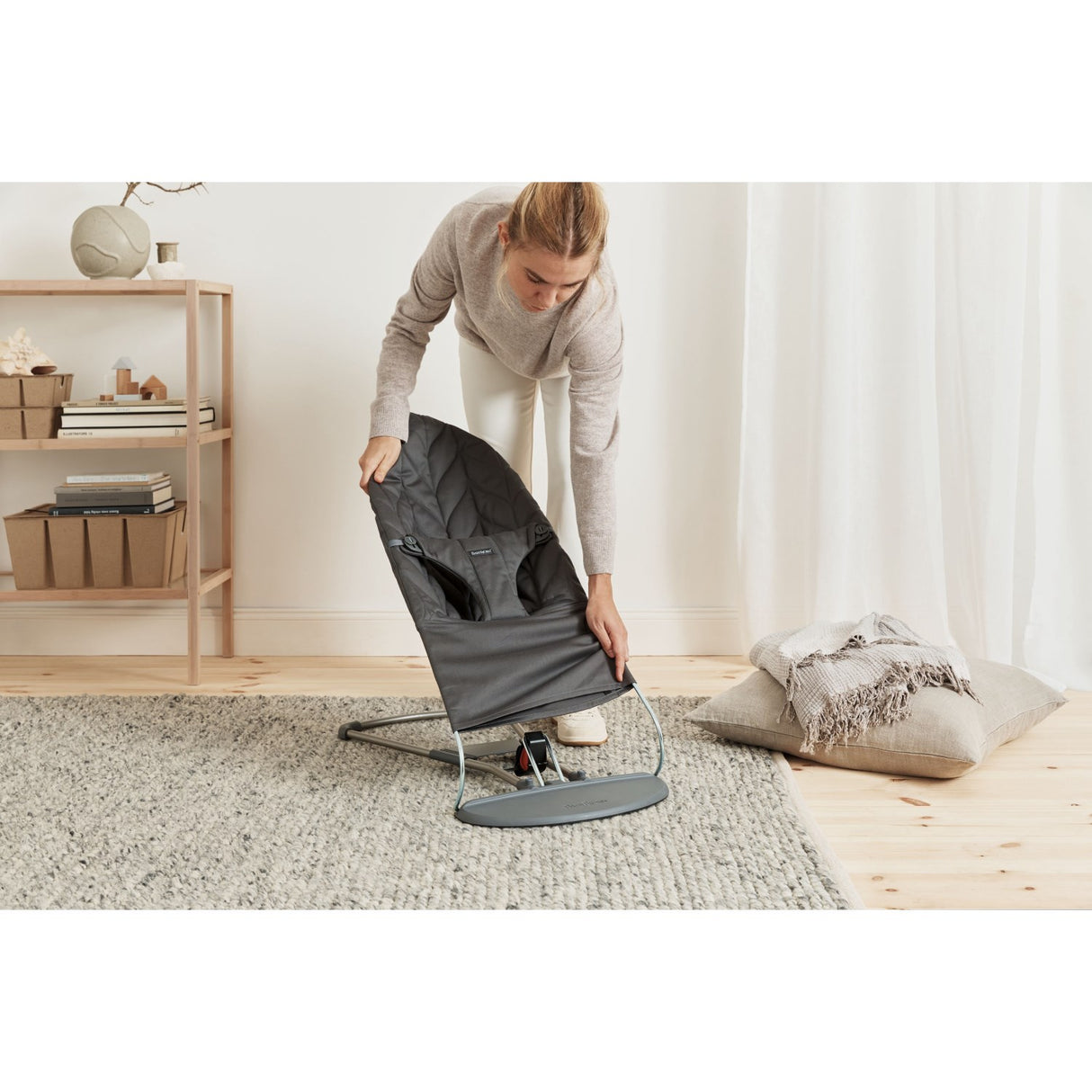 BabyBjörn Anthracite Grey Skråstol Bliss - Vævet, Blomsterbladsquilt