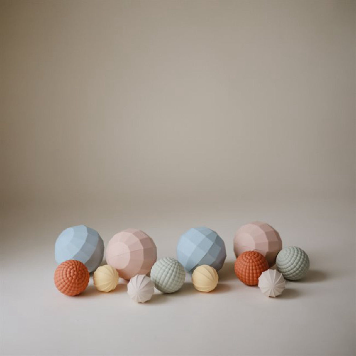 Mushie Blush Nesting Spheres Sensory Leksak