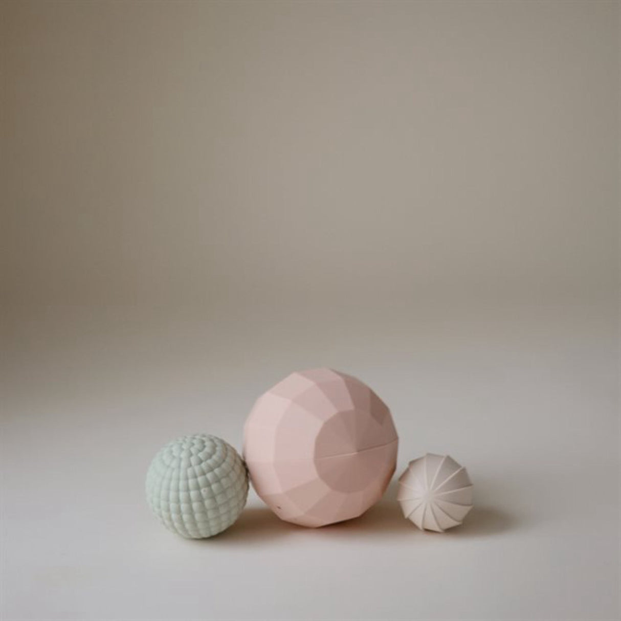 Mushie Blush Nesting Spheres Sensory Leksak