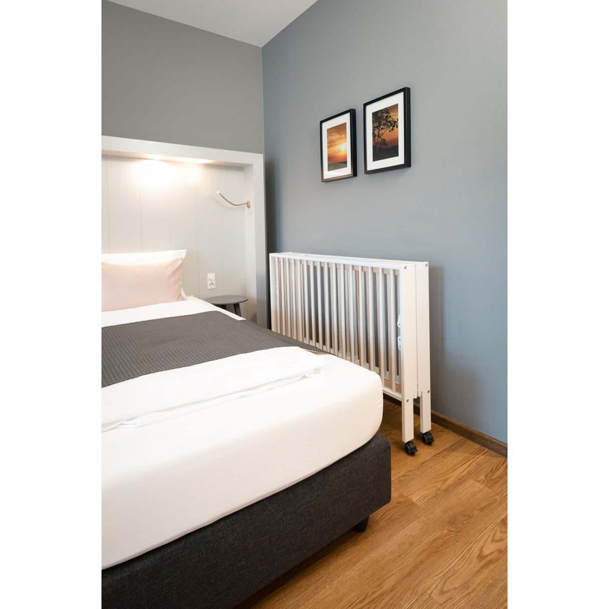 tiSsi® White Laquer Jori Sammenklappelig Säng Massiv Bok