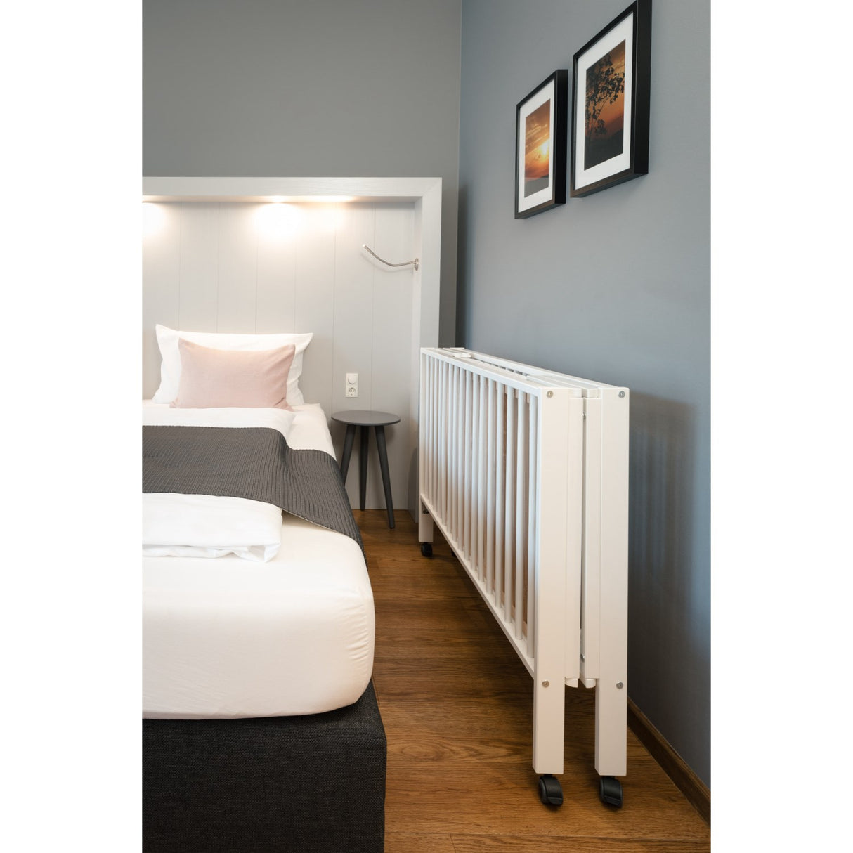 tiSsi® White Laquer Jori Sammenklappelig Säng Massiv Bok