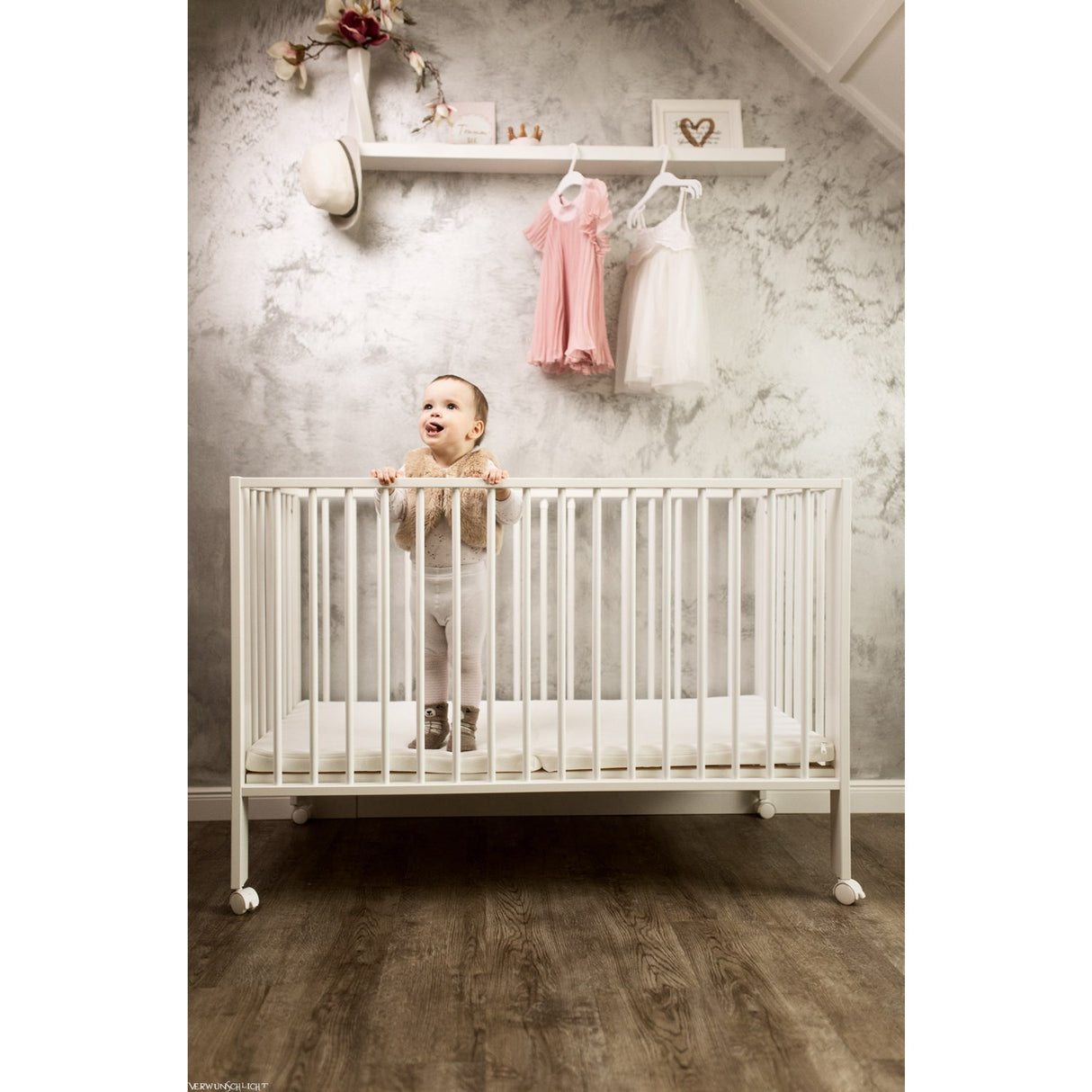 tiSsi® White Laquer Jori Sammenklappelig Säng Massiv Bok