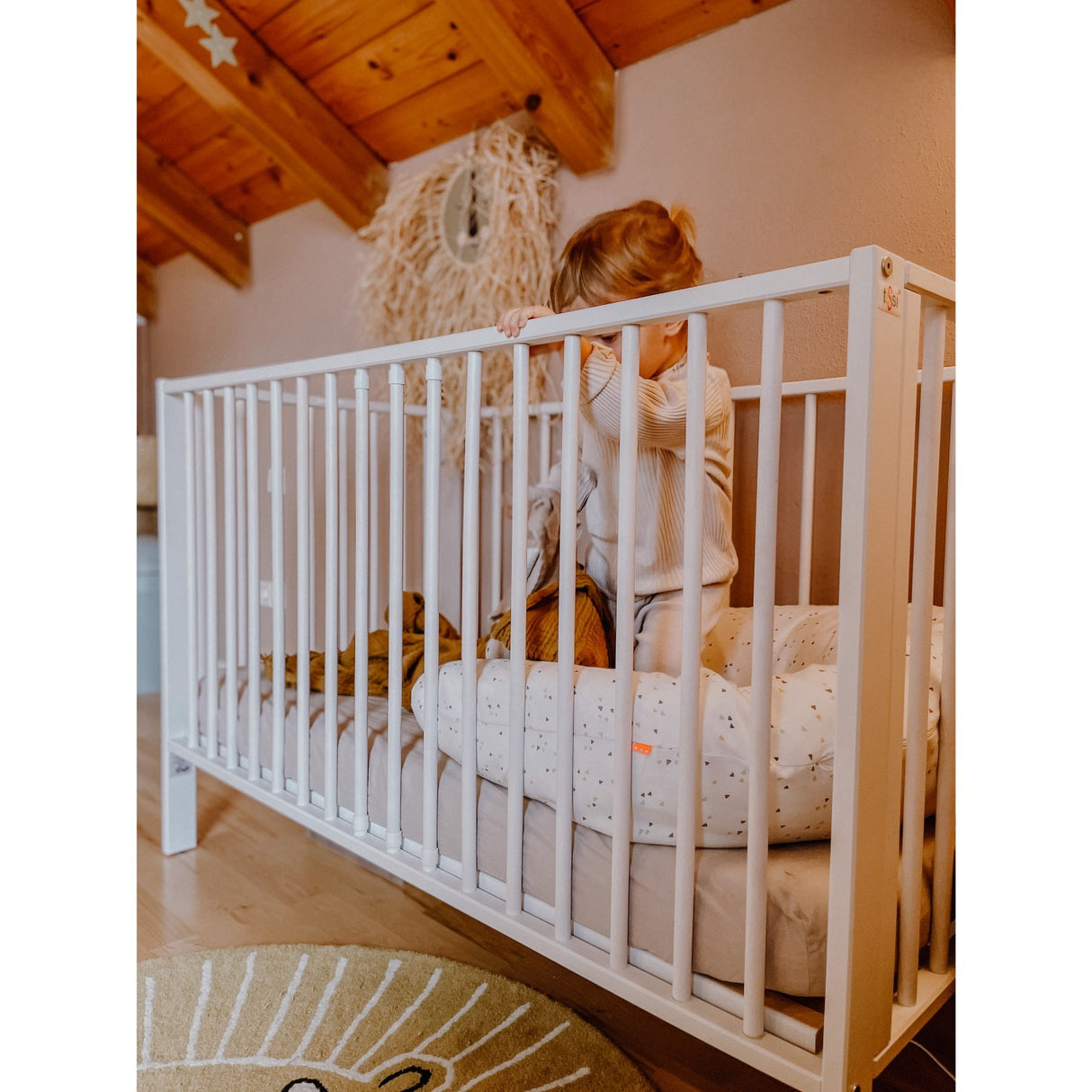 tiSsi® White Laquer Jori Sammenklappelig Säng Massiv Bok