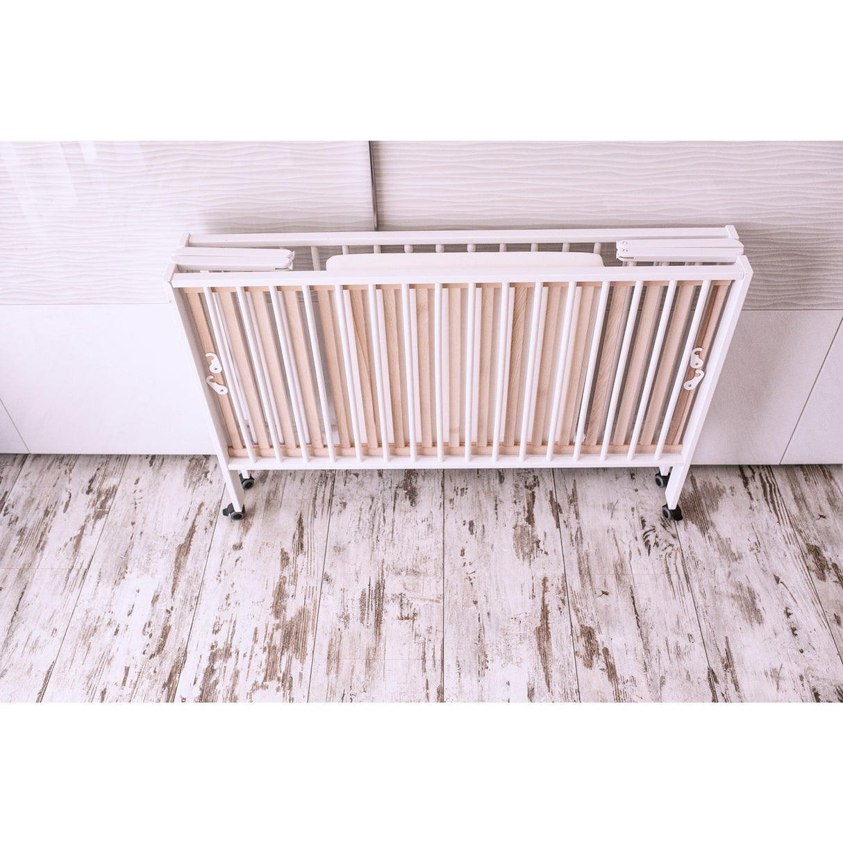 tiSsi® White Laquer Jori Sammenklappelig Säng Massiv Bok