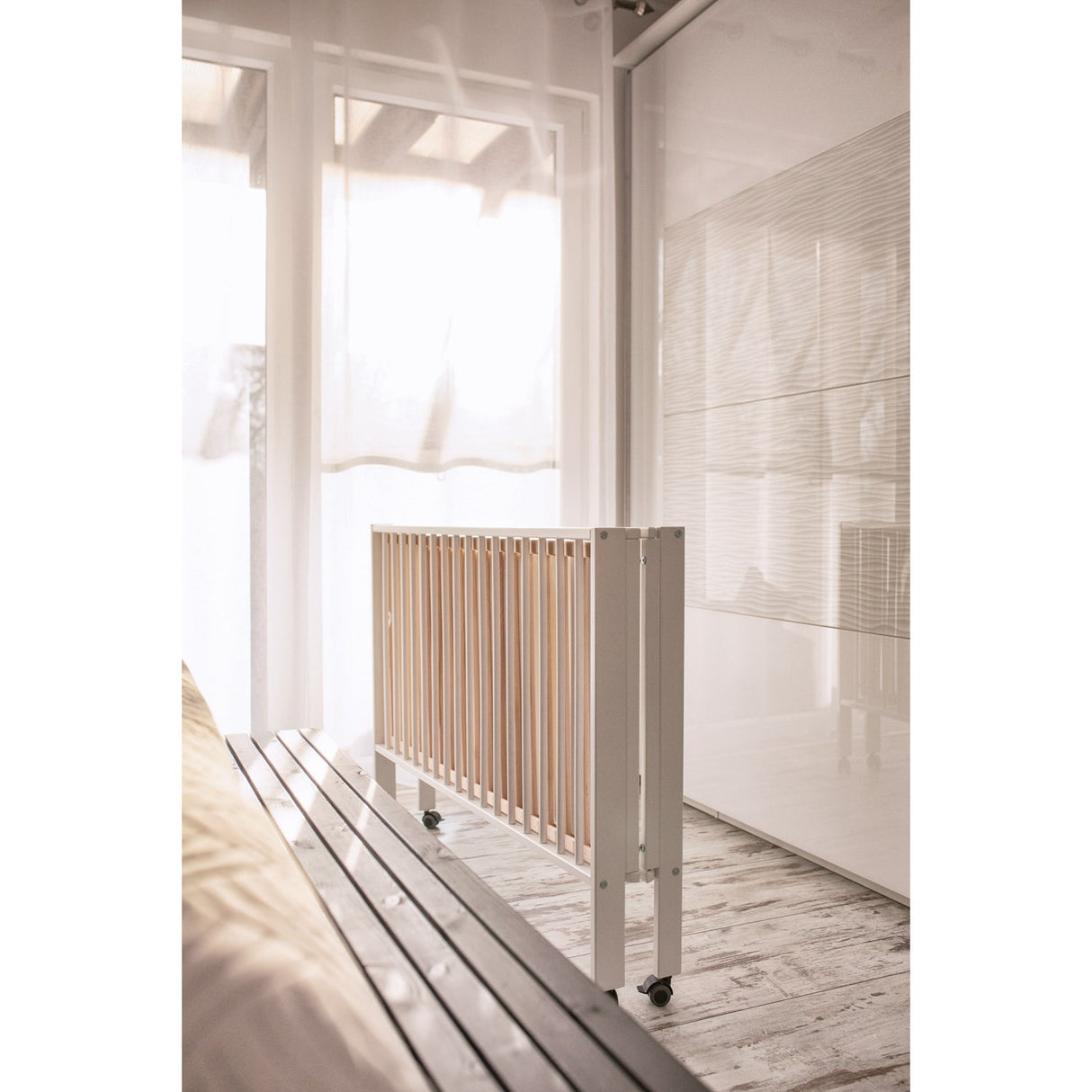 tiSsi® White Laquer Jori Sammenklappelig Säng Massiv Bok