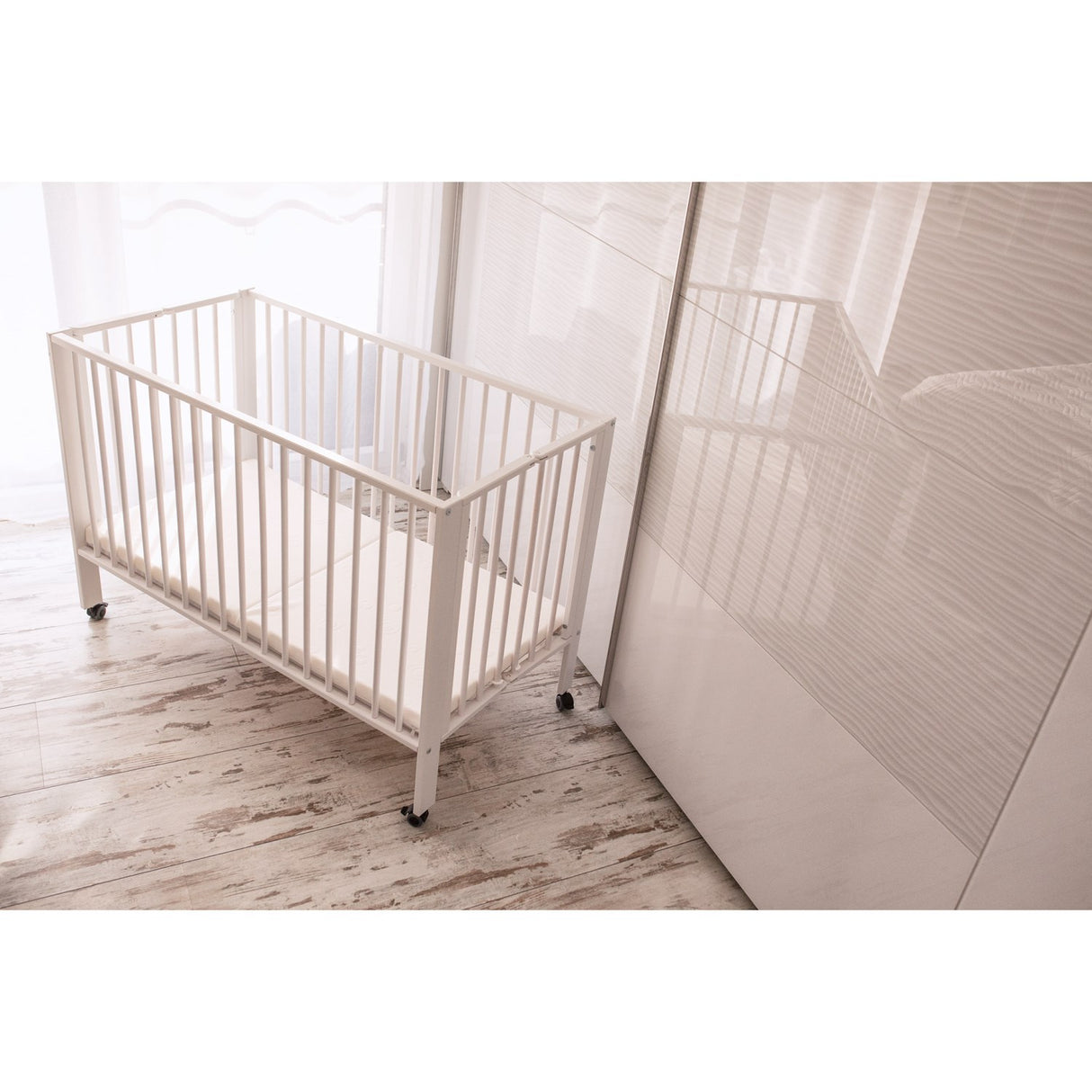 tiSsi® White Laquer Jori Sammenklappelig Säng Massiv Bok