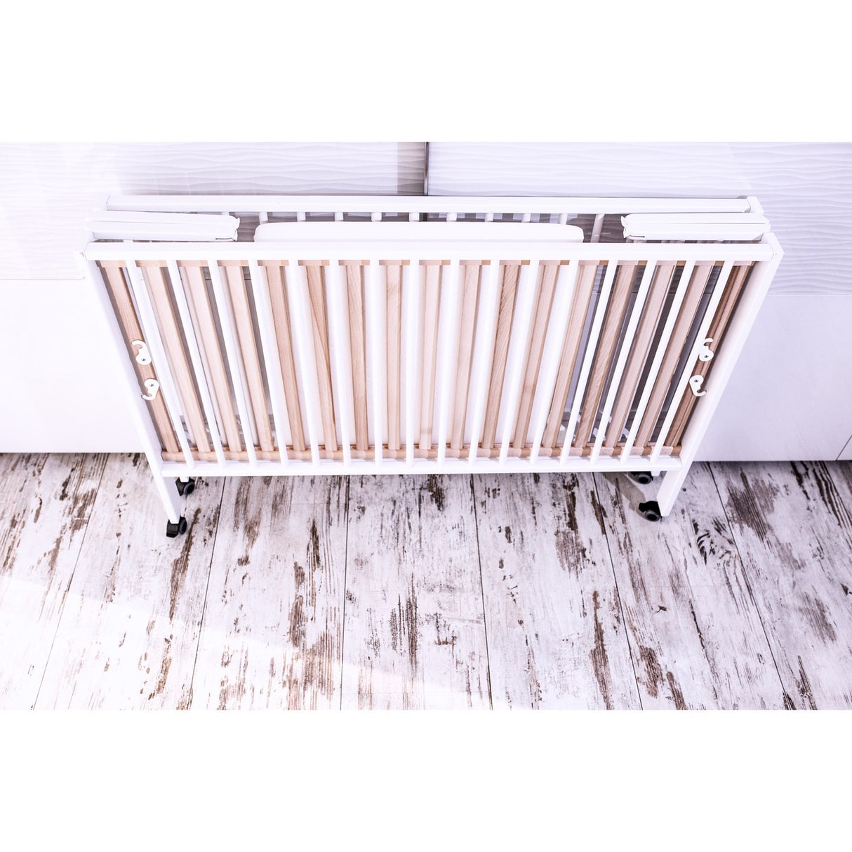 tiSsi® White Laquer Jori Sammenklappelig Säng Massiv Bok