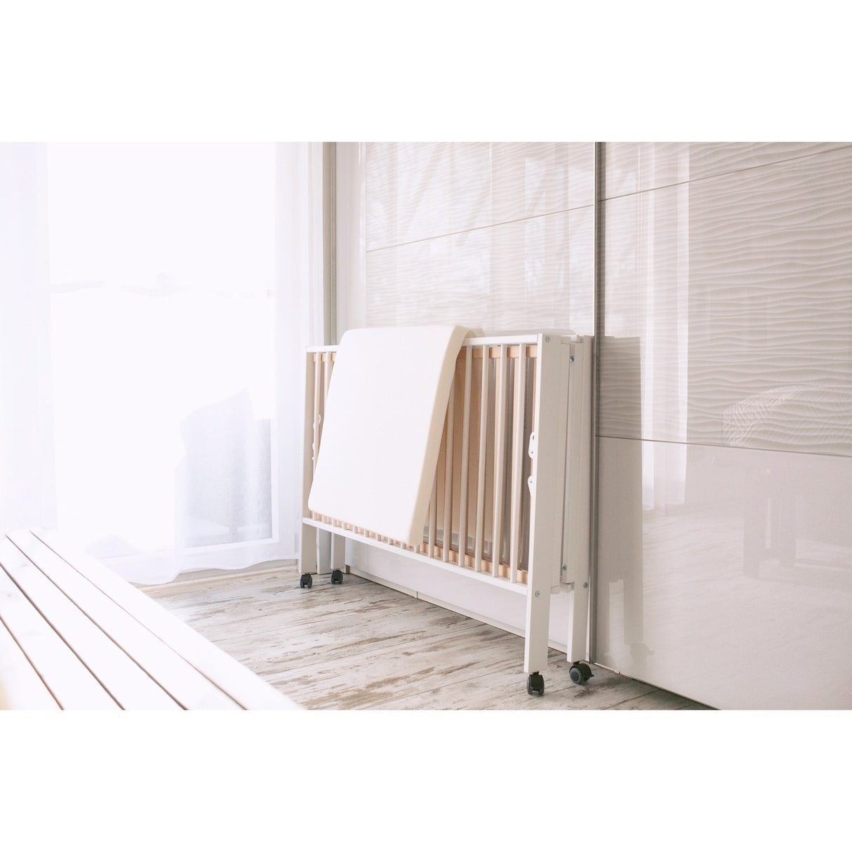 tiSsi® White Laquer Jori Sammenklappelig Säng Massiv Bok