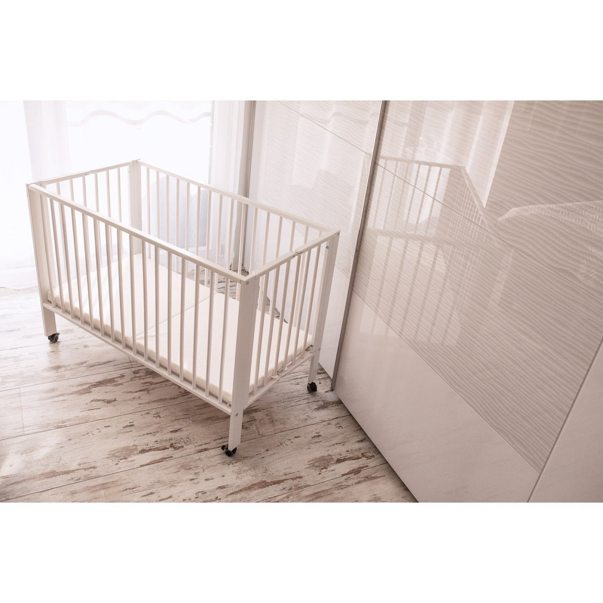 tiSsi® White Laquer Jori Sammenklappelig Säng Massiv Bok