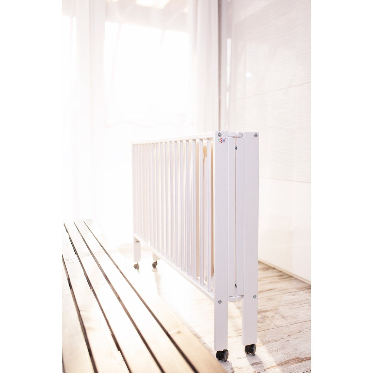 tiSsi® White Laquer Jori Sammenklappelig Säng Massiv Bok