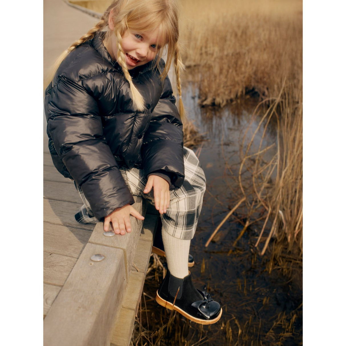 Angulus Svart/Svart Elastisk Chelsea Känga med Laxfärgad Nos och Rosett